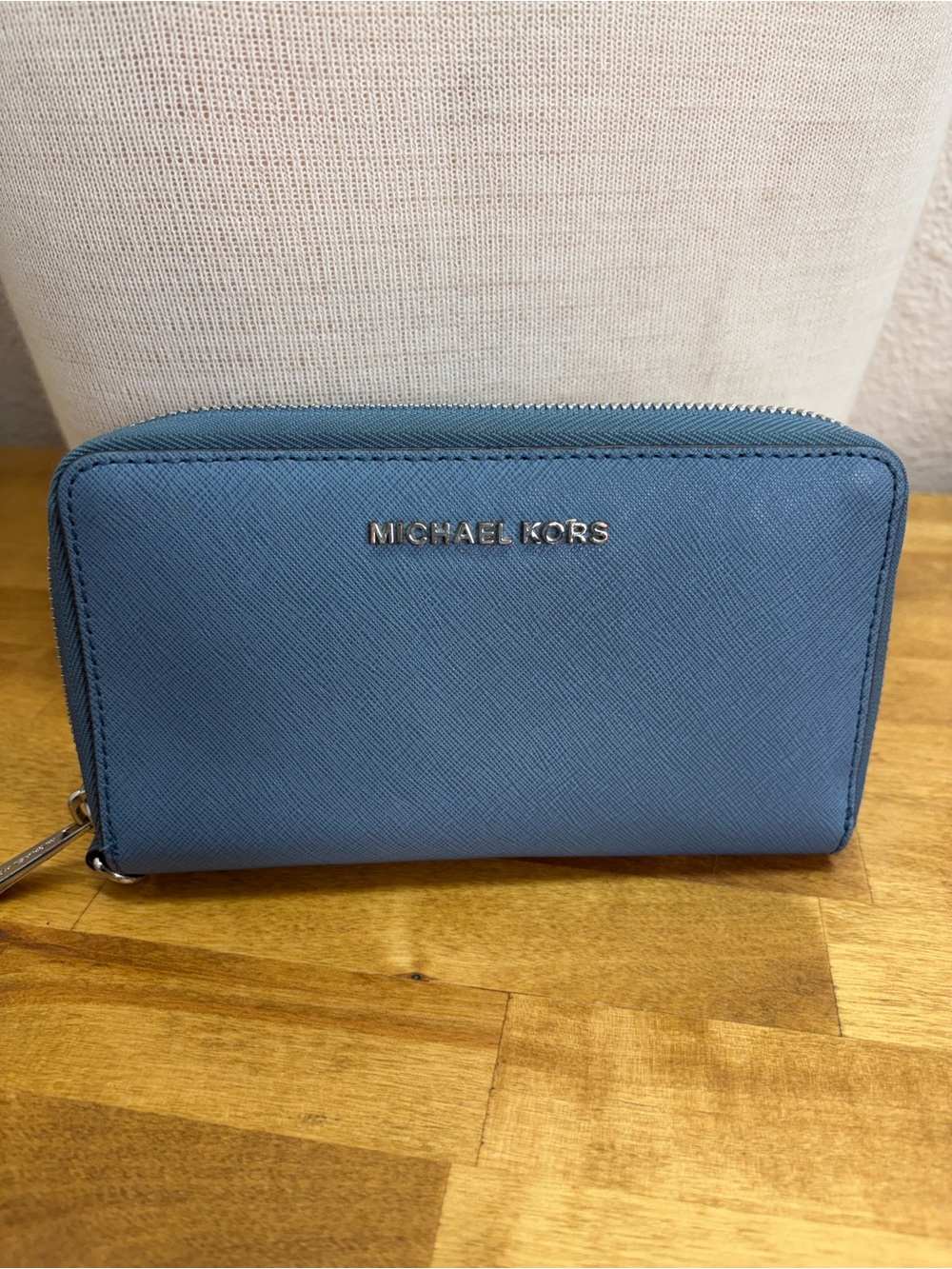 Michael Kors Jet Set Travel Blue Saffiano Leather Zip Around Wallet - Picture 2 of 7
